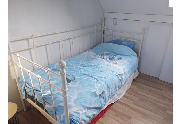 Eenpersoons bed, met extra lattenbodem en matras voor logee - 20260801_084236