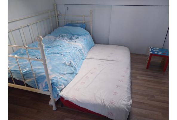 Eenpersoons bed, met extra lattenbodem en matras voor logee - 20260801_084250