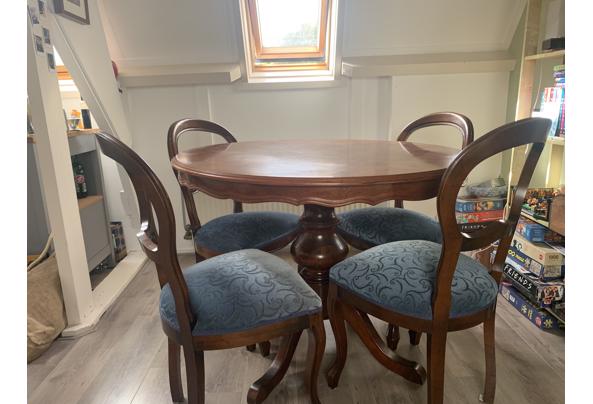 Tafel en 4 stoelen - 7210990A-235C-4440-8EF7-7BDD6EF13537