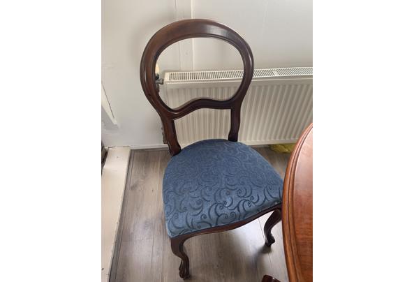 Tafel en 4 stoelen - BB069641-0C93-478A-B351-390550E06E20