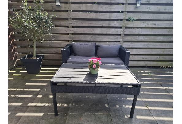 Antraciet kleurige (balkon) loungebank en tafel  - 20250501_162324