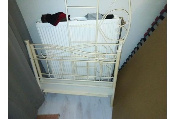 90x200 buizenframe bed (meisjesbed) 10jr oud - lattenbodem en matras zijn 21 maanden oud.  - bed90x200-01