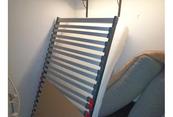 90x200 buizenframe bed (meisjesbed) 10jr oud - lattenbodem en matras zijn 21 maanden oud.  - bed90x200-03