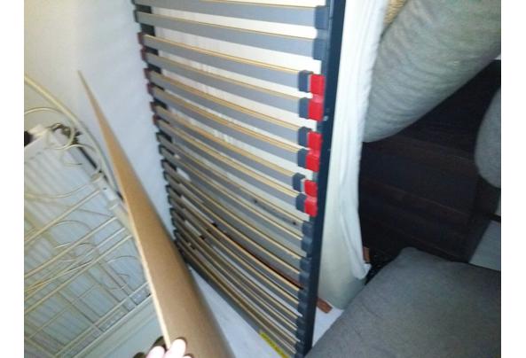 90x200 buizenframe bed (meisjesbed) 10jr oud - lattenbodem en matras zijn 21 maanden oud.  - bed90x200-04