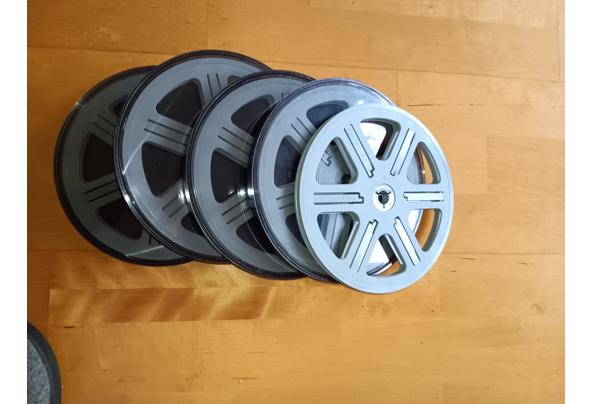 5 filmspoelen voor 8 mm, waarvan 4 met doos - 17644235329362916319460978678573