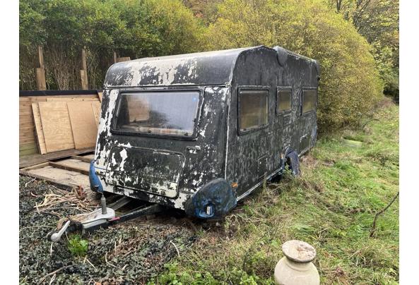 Caravan, zwart geschilderd - voorkant-caravan