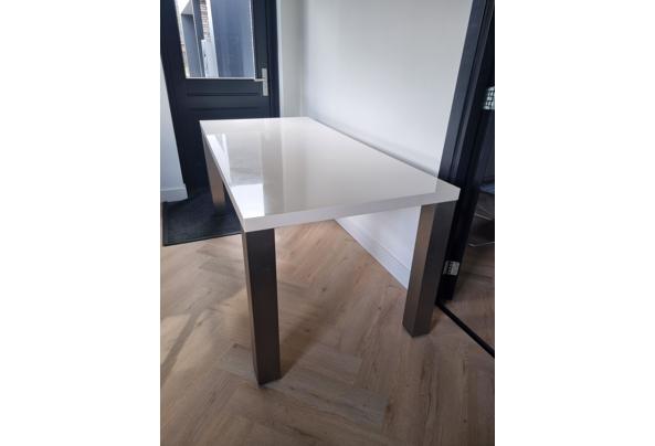 Witte tafel met RVS poten - 20260328_154455