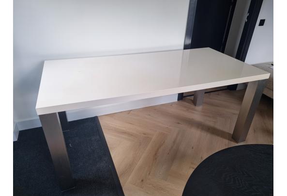 Witte tafel met RVS poten - 20260328_154559