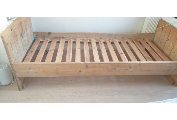 Steiger houten bed  - 3281105A-8FDF-473F-A6A8-0B166F6563EE