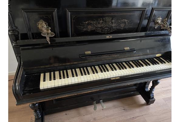 Zwarte antieke piano  - 0EB0A66B-179E-4CF3-8A41-6B320F8F67B5