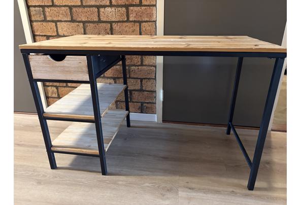 Mooi bureau met zwart frame en houten werkblad - IMG_3133