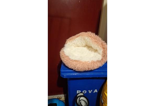 Klein kattenbed en kattenbak - IMG-20260409-WA0000