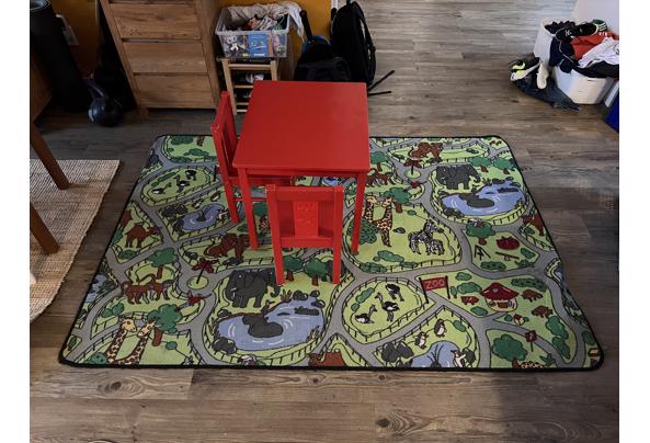 Speeltafel, bureau met stoeltjes en speelkleed - IMG_5788