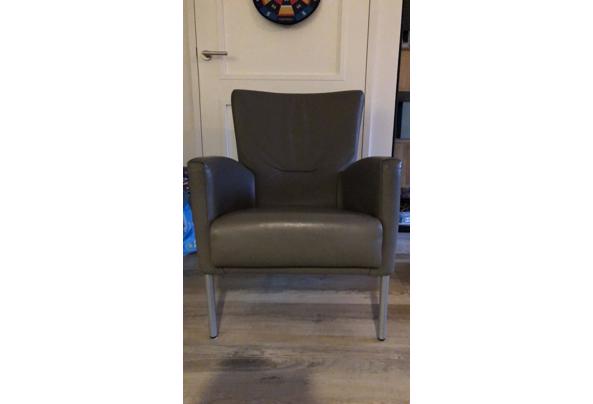 2 grijze fauteuils  - 44D2F491-7450-44CD-A70D-DC02EB5306F1