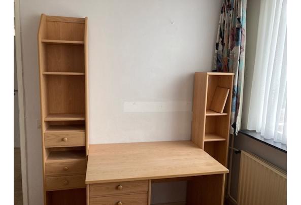 Buro met bijbehorende (losse) boekenkasten - buro