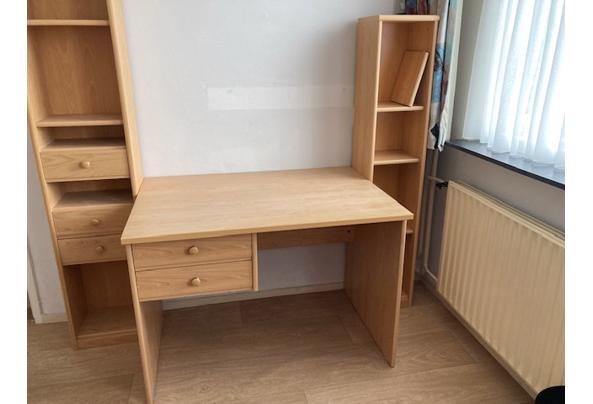 Buro met bijbehorende (losse) boekenkasten - buro3