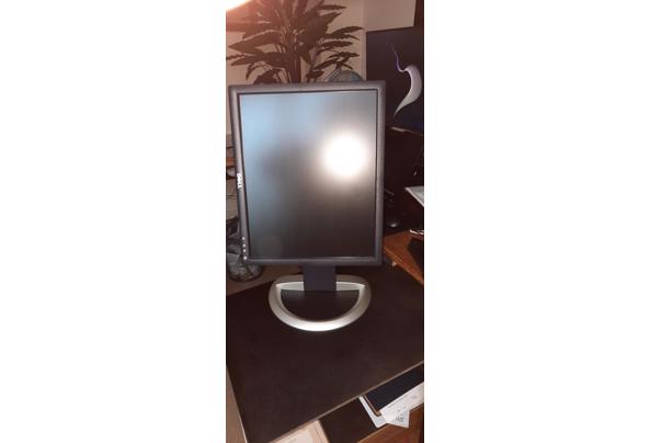 Monitor Dell - 17' - Ook vertikaal te draaien  (A4) - 20231113_122532