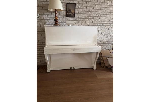 Witte B. Adams piano - 78590b2f-8ab6-480b-aeec-6550ee9a26e0