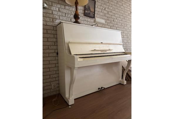 Witte B. Adams piano - ad1088f4-a08f-4b02-816c-b90375db8fcf