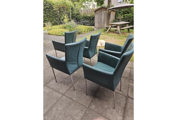 massief houten tafel met 5 leren stoelen - 20250713_093449