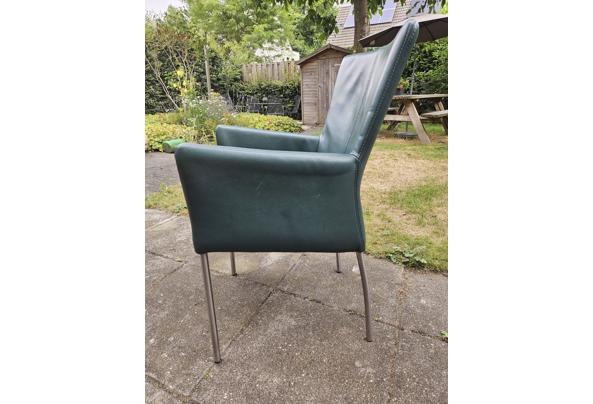 massief houten tafel met 5 leren stoelen - 20250713_093543