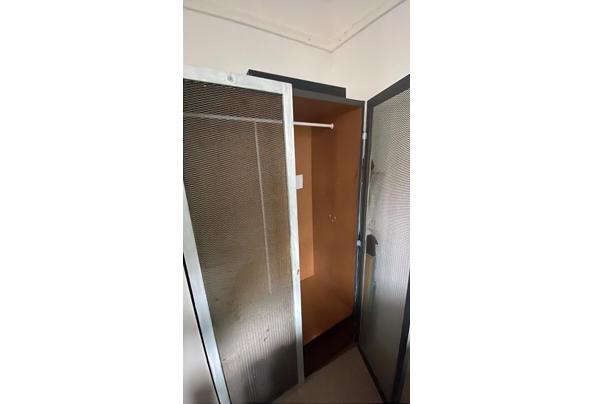 Kleding kast met deur  - 66a808f4-c6d5-4d55-911f-1024192b0793