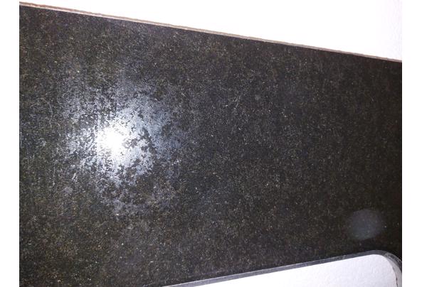 Mooi, zwart keukenblad van zwaar materiaal - 20230102_193653