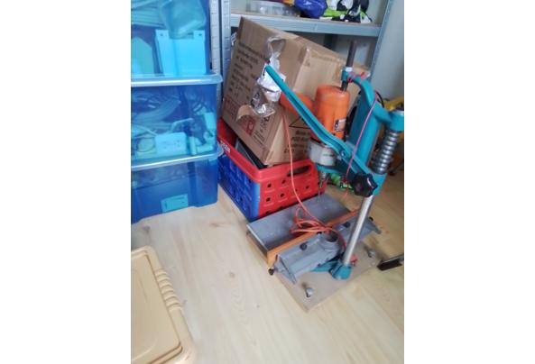 Allerhande bouwmateriaal, gereedschap. - 17784910690202043302817945206999