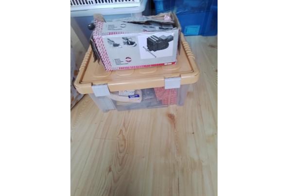 Allerhande bouwmateriaal, gereedschap. - 17784911415325904665769760168465