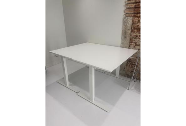 Twee verstelbare IKEA bureau's wit - IMG_4749