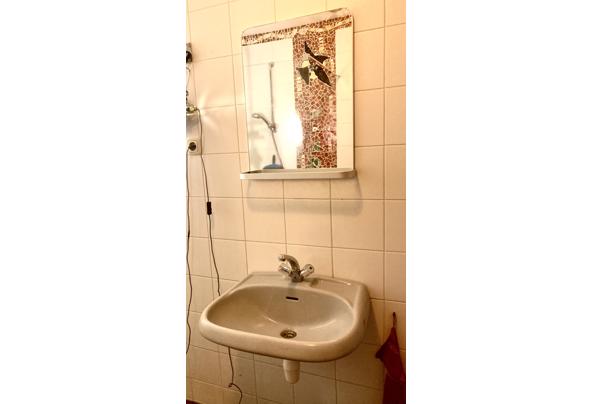 wastafel met kraan + spiegel - AD1B0094-7674-430C-9C3D-850374C1A10B_1_201_a