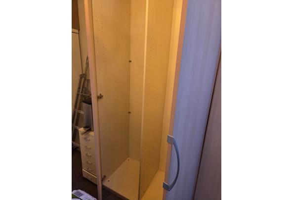 Twee identieke hoge kledingkasten - 17917336718587190676589736565313 Twee identieke hoge kledingkasten - 17917336718587190676589736565313