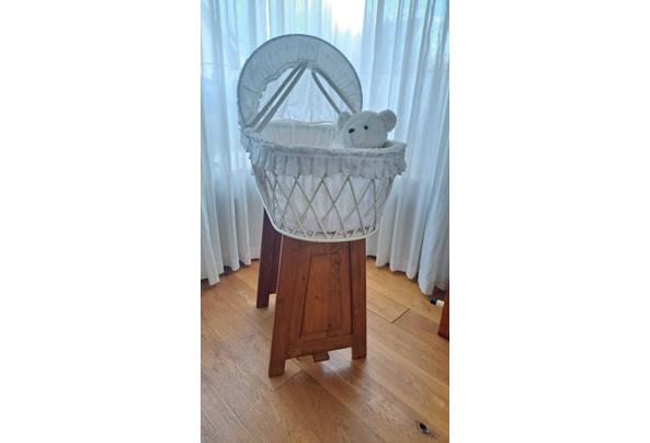 Baby wiegje met bijhorend eiken ledikantje  - IMG-20251107-WA0000