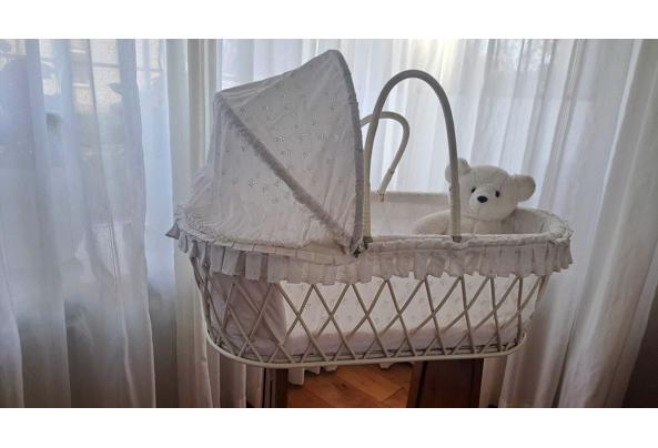 Baby wiegje met bijhorend eiken ledikantje  - IMG-20251107-WA0001