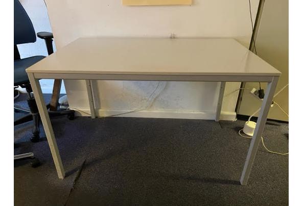 Diverse bureaus, sommige in hoogte verstelbaar - grijs-tafel