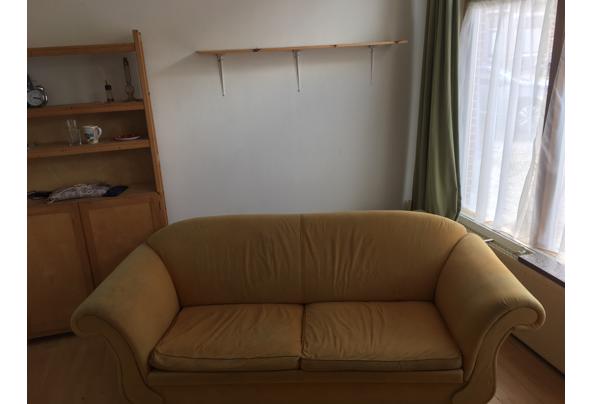 Gele sofa voor twee tot drie personen  - 09803337-53D2-475A-805D-1A60CE6DB829