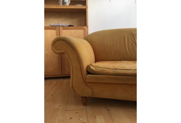 Gele sofa voor twee tot drie personen  - 2C722675-187F-4D51-9EA5-2E9A10217CC2