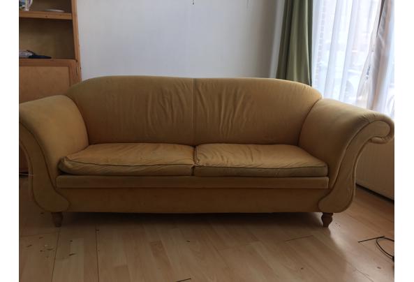 Gele sofa voor twee tot drie personen  - 9BF60522-2333-451E-BEC7-C24CED79E190