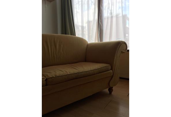 Gele sofa voor twee tot drie personen  - B51BB060-D298-4498-80DB-738998CFC366