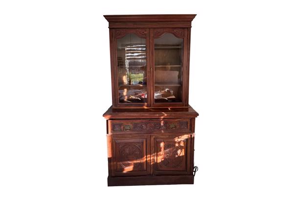 wandmeubel met vitrinekast en uitschuifbaar bureautje - Kast2