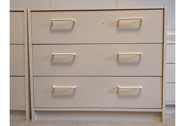 2 identieke witte ladenkastjes - kastje-groot