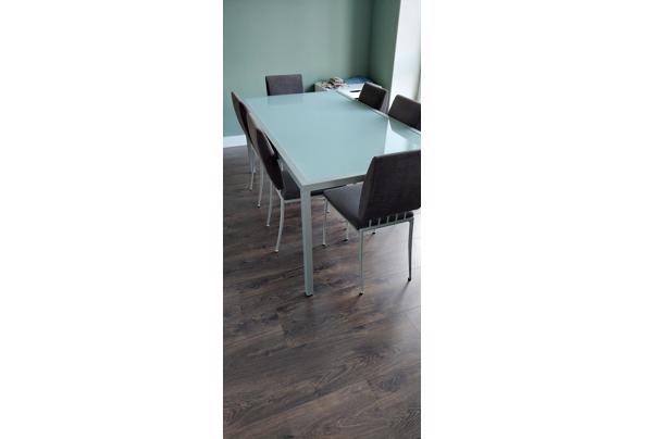 Eettafel van glas en metaal met zes stoelen - 20221104_105223