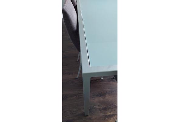 Eettafel van glas en metaal met zes stoelen - 20221104_105237