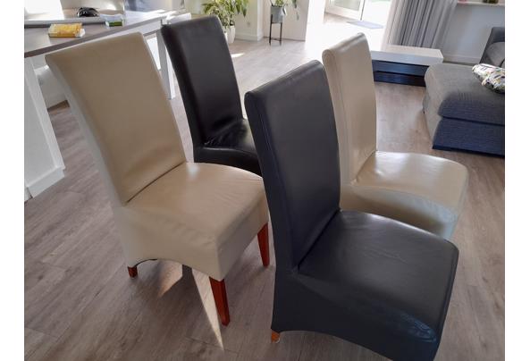 4 stoelen (2 crème kleur, 2 zwart) - 20230529_194757