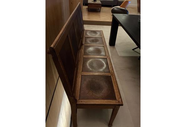 Kerkbank van hout. - image