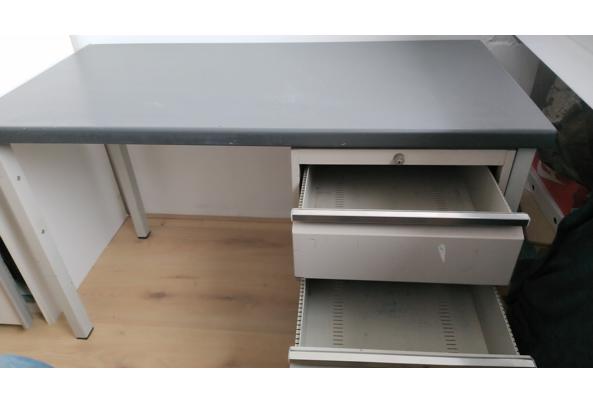 Stalen bureau - 16486496616827319460485753350726