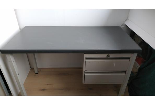 Stalen bureau - 16486502043735057156632219007753