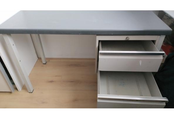 Stalen bureau - 16486502378798365506857237674413