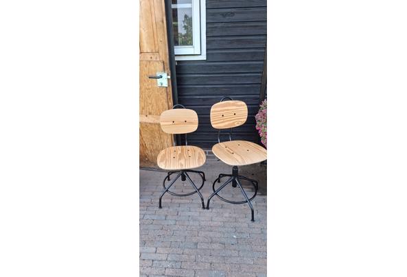 2 leuke bureaustoelen - 17857785768977945796430460484242