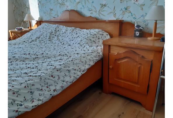 Gratis afhalen: Twee persoons eiken houten bed met nachtkastjes - bed-zijw